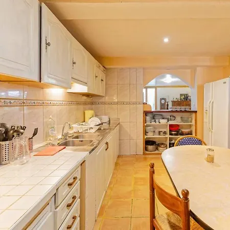 Spacious House In Countryside Дом отдыха *